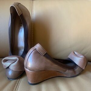 Anyi Lu Italian Ballet Wedge Leather Bow Toe Taupe Color Sz 37